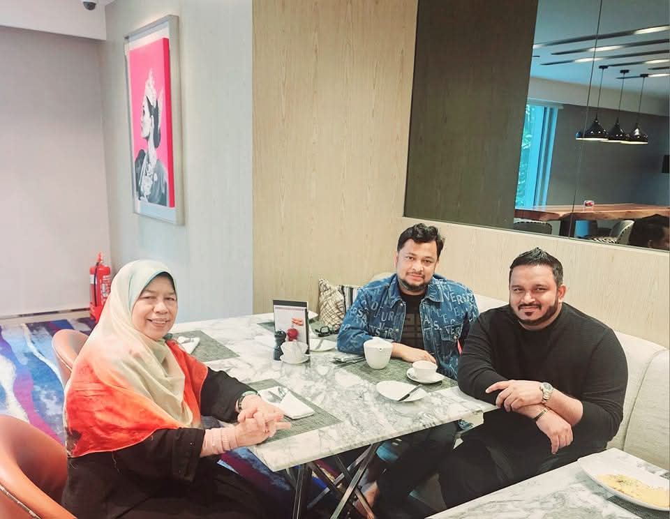 Dr Kamrul Alongwith two partners Her Excellency Zuraida Kamaruddin the former Minsiter of Malaysia and Adeeb, Former Vice President of Maldives
